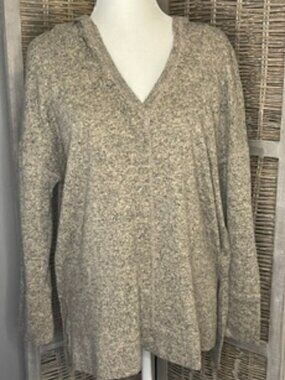 Comfy and cozy Gray hooded v-neck sweater in a size 2x. (16)